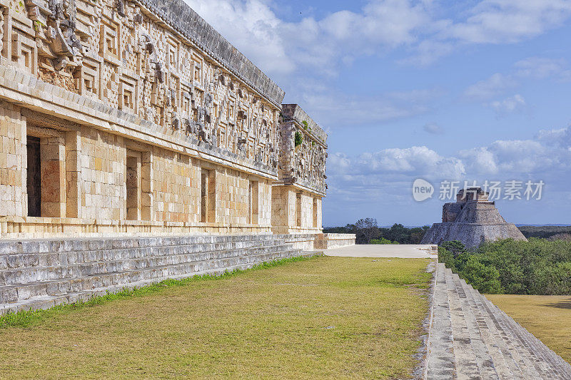 墨西哥Uxmal - Maya文化遗址中的总督宫殿和魔术师金字塔